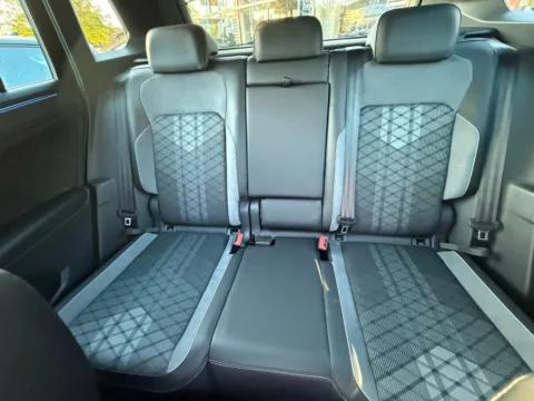 Volkswagen Tiguan — Задний ряд с опущенным центральным подлокотником Volkswagen Tiguan: задний ряд с опущенным центральным подлокотником