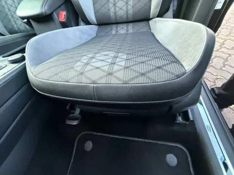 Volkswagen Tiguan — Подушка переднего сиденья и коврик в ногах Volkswagen Tiguan: подушка переднего сиденья и коврик в ногах