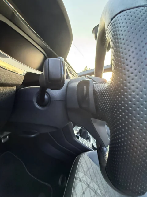 Volkswagen Tiguan — Перфорированная часть обода и подрулевой рычаг Volkswagen Tiguan: перфорированная часть обода и подрулевой рычаг