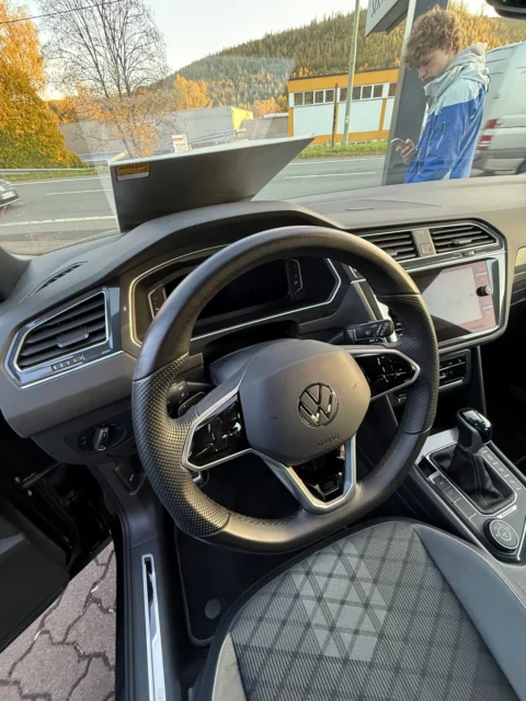 Volkswagen Tiguan — Рабочее место водителя с креслом R-Line Volkswagen Tiguan: рабочее место водителя с креслом R-Line