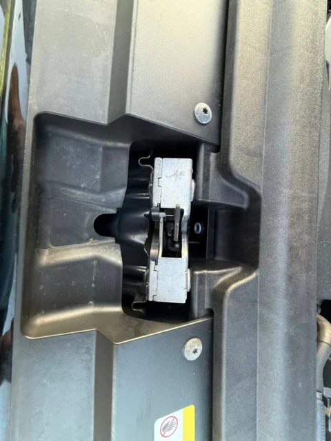 Volkswagen Tiguan — Механизм замка капота в передней панели Volkswagen Tiguan: механизм замка капота в передней панели