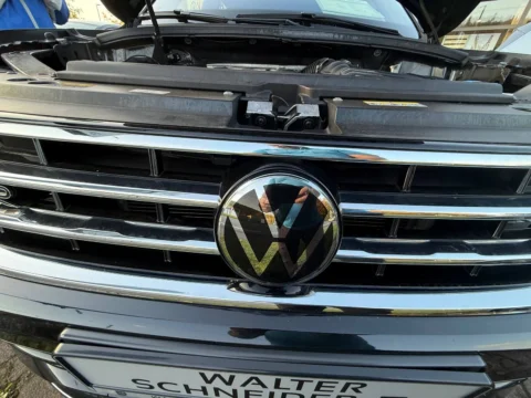 Volkswagen Tiguan — Эмблема Volkswagen и горизонтальные планки решётки Volkswagen Tiguan: эмблема Volkswagen и горизонтальные планки решётки