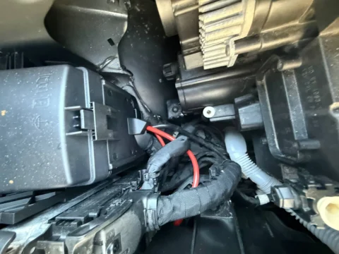 Volkswagen Tiguan — Проводка и силовые соединения возле аккумулятора Volkswagen Tiguan: проводка и силовые соединения возле аккумулятора