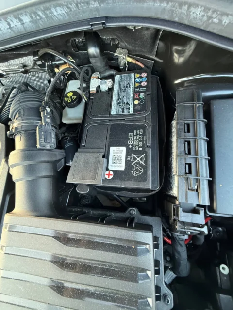 Volkswagen Tiguan — Аккумуляторная батарея и соседние корпуса моторного отсека Volkswagen Tiguan: аккумуляторная батарея и соседние корпуса моторного отсека