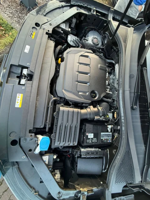 Volkswagen Tiguan — Моторный отсек двигателя 2.0 TDI, вид сверху Volkswagen Tiguan: моторный отсек двигателя 2.0 TDI, вид сверху
