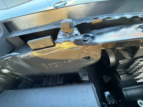 Volkswagen Tiguan — Крепёж и заводские обозначения на передней панели кузова Volkswagen Tiguan: крепёж и заводские обозначения на передней панели кузова