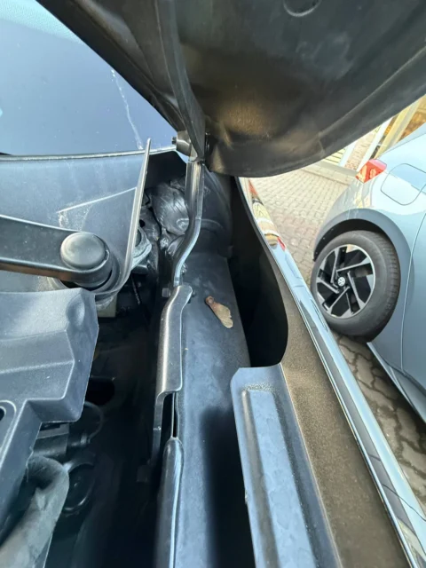 Volkswagen Tiguan — Шарнир капота и окрашенный край моторного отсека Volkswagen Tiguan: шарнир капота и окрашенный край моторного отсека