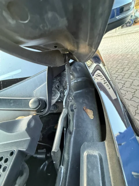 Volkswagen Tiguan — Крепление капота и прилегающая кузовная панель Volkswagen Tiguan: крепление капота и прилегающая кузовная панель