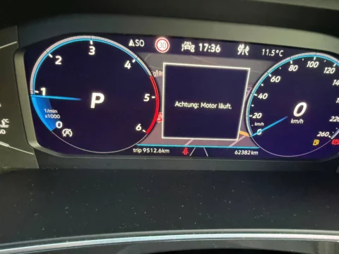 Volkswagen Tiguan — Приборная панель с сообщением Achtung Motor läuft Volkswagen Tiguan: приборная панель с сообщением Achtung Motor läuft