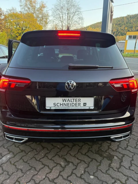 Volkswagen Tiguan — Задние фонари и верхний стоп-сигнал во включённом состоянии Volkswagen Tiguan: задние фонари и верхний стоп-сигнал во включённом состоянии